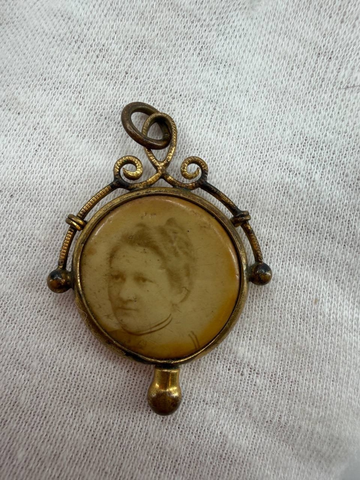 Vintage Victorian Brass Photo Locket Pendant Round Portrait Fob 4,3g